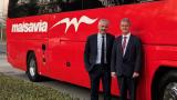 Jean-Baptiste Maisonneuve, président de Maisavia et Stéphane Guenet, directeur général de la CFTR, devant un véhicule aux nouvelles couleurs de Maisavia.