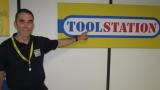 Matthew Kirk, directeur marketing de Toolstation au siège de Saint-Priest.