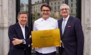 Gilles Pélisson, Yannick Alléno et Dominique Giraudier devant le futur restaurant d'application Pavyllon, place Bellecour.