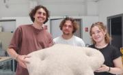Noé Le Blavec, Samuel Petit et Capucine Coudert, les cofondateurs de Moumoute avec leur panneau acoustique à base de laine.