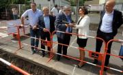 Olivier Bianchi, maire de Clermont et Laurence Poirier-Dietz, directrice générale de GRDF tiennent en main la la toute première canalisation de gaz biosourcée au monde