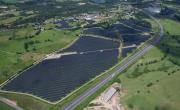 Une vue aérienne représentant 3 parcs solaires avec un en haut à gauche et un grand central sur la commune de Quinssainnes et un autre en haut à droite en construction, sur le site de Prémilhat. C'est un montage photo ajoutant les panneaux photovoltaïques 