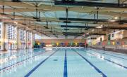 e Centre Aquatique Les Hautes Roches achève sa rénovation énergétique avec l’installation de panneaux photovoltaïques sur la toiture du bassin olympique.