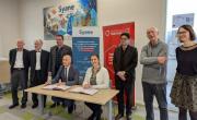La signature de la convention de prêt, le 8 janvier à Annecy.