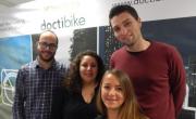 Une partie de l'équipe Doctibike avec Anne-Sophie Caistiker, sa dirigeante, au centre