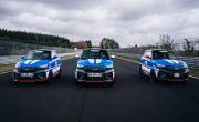 3 véhicules roulant côte à côte sur un circuit, on voit le bitume défilant et les carrosseries pârées de bleu blanc et rouge avec le nom Ligier