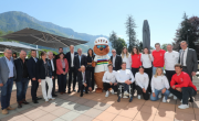 Institutionnels, élus et athlètes étaient réunis autour de la mascotte des Championnats du Monde UCI 2027 Haute-Savoie Mont-Blanc.