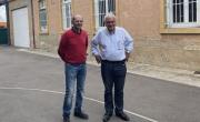Guillaume Peyraverney (commercial) et Éric Boël (directeur) prennent la pose devant les usines des Tissages de Charlieu.
