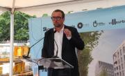 Cédric Van Styvendael, maire de Villeurbanne, lors de la pose de la première pierre de l'immeuble Ping qui accueillera notamment le nouveau siège social de Handicap International.