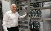 Christophe Subtil, PDG de Stemi, devant une armoire électrique en cours de montage.