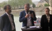 Grégory Doucet, maire de Lyon, Bruno Bernard, président de la Métropole et Sofya Galanina, présidente de la section Lyon des Jeunes Européens, sous le pont Robert Shuman, brefeco.com