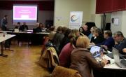 Une salle commune avec de longues tables installées en U. Des élus hommes et femmes sont attablés avec leurs PC allumés. Au fond devant un grand écran, le président Claude Riboulet et un kakemono indiquant Commentry Montmarault Néris Communauté