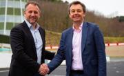 A gauche, Éric Boudot, Président de GCK serre la main à Olivier Montange, Président du directoire de Motul