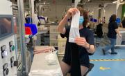 Opération de contrôle d’un bas de compression chez Sigvaris.