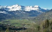 La v vallée de l'Arve, entre le massif du Mont Blanc et le Genevois français