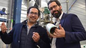 Les cofondateurs de Recyc’Elit, Raouf et Karim Medimagh, avec leur fil polyester recyclé.  