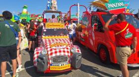 La caravane du Tour de France distribue des millions de cadeaux publicitaires chaque année depuis 1930.