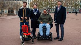 Sébastien Guillon (avec la poussette) et Marco Petitto (en fauteuil roulant) sont les deux fondateurs d'Andyamo.  