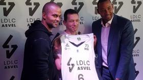 Tony Parker, Laurent de la Clergerie et Gaëtan Müller ont présenté le nouveau maillot de LDLC ASVEL.