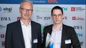 Rémi Berger, directeur de l’innovation chez GCK (Green Corp Konnection) reçoit son Trophée de Frédéric Stork (CNR).