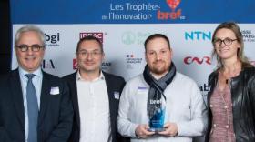 L'équipe de Skyepharma a reçu son prix des mains de Didier Bruno de la Caisse d'Epargne Rhône Alpes.