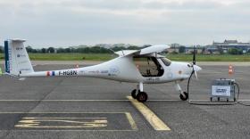 Pour cet avion électrique biplace, compter 1 mn de charge à 380 Volts pour 1 mn de vol avec une autonomie de 45 à 60 minutes maximum, brefeco.com
