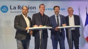 Renaud Pfeffer, vp de la Région délégué aux Sports, Christian Prudhomme, directeur du cyclisme A.S.O., Fabrice Pannekoucke, président de la Région, et Bernard Thévenet, directeur du Tour  Auvergne-Rhône-Alpes. 