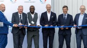 Les dirigeants de Zimmer Biomet et le maire de Valence étaient présents pour l'inauguration.