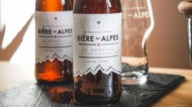 Les Brasseurs savoyards et Mélanges des Alpes coopèrent depuis 2024 sur la production de la Bière des Alpes.