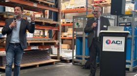Philippe Rivière, à gauche, dans une usine stéphanoise d’ACI Groupe.