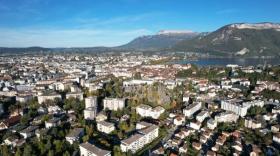 Les maisons disparaissent pour laisser place aux immeubles à Annecy.