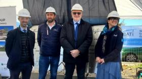 Romain de Tellier (2e en partant de la gauche) souhaite développer Arc Industries grâce à la construction d'un nouveau site de production à Voiron.