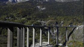Mis en service en 1981, les viaducs des Egratz culminent à 68 mètres de hauteur.