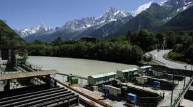 Provenant essentiellement de l'Arve, l'eau est retenue au barrage des Houches.