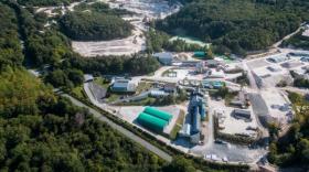 vue aérienne de l'actuelle mine de kaolin d'Echassières, on voit en arrière plan la carrière creusée à ciel ouvert avec son gisement blanc  et au premier plan de nombreux bâtiments