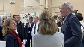 Au lycée Jacques de Flesselles, Anne Bisagni-Faure (à gauche) évoque les besoins de la filière éclairage avec Serge Balmonet (à droite).