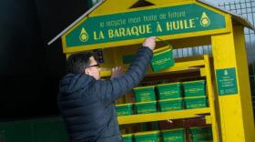 La collecte des huiles usagées en déchetterie.