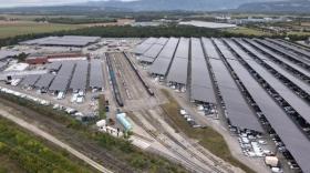 La centrale photovoltaïque sous ombrières de Ceva Logistics s'étend sur 28 hectares à Blyes dans l'Ain.