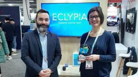 Jean-Guillaume Coutard et Hélène Lefebvre devant leur stand lors du salon CES 2024 à Las Vegas.