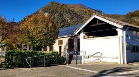 Energ'Y Citoyennes installe principalement des panneaux photovoltaïques en toiture pour que l'électricité produite soit réinjecté dans le réseau local, comme ici à l'école primaire de La Monta, à Saint-Egrève.