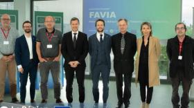 Les acteurs du projet Favia : Gilles Dennler (IPC), Michaël Lemoine (Materi'act), Richard Fontanges (Pollen Metrology), Nicolas Daragon(Région), Félix Alby,(Materi'act), Alain Van Raek (Commission européenne), Catherine Staron (Région) et Cyril Herrier (Aryballe).