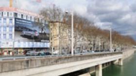 Premium Media XL affiche en grand sur les bords du Rhône