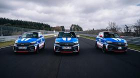 3 véhicules roulant côte à côte sur un circuit, on voit le bitume défilant et les carrosseries pârées de bleu blanc et rouge avec le nom Ligier