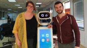 Jade Lemaître (CTO) et Max Vallet (CEO) entourent le robot Heasy.