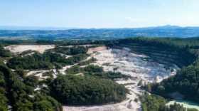 Une carrière, avec son blanc de kaolin. La roche est creusée en escaliers.