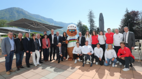 Institutionnels, élus et athlètes étaient réunis autour de la mascotte des Championnats du Monde UCI 2027 Haute-Savoie Mont-Blanc.