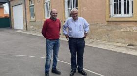 Guillaume Peyraverney (commercial) et Éric Boël (directeur) prennent la pose devant les usines des Tissages de Charlieu.