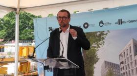 Cédric Van Styvendael, maire de Villeurbanne, lors de la pose de la première pierre de l'immeuble Ping qui accueillera notamment le nouveau siège social de Handicap International.