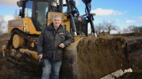 Jean-François Semonsat est l'un des premiers en France à s'offrir le bulldozer électrique de Caterpillar.