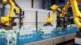 Le technologie Triboc de la nouvelle ligne d'embouteillage de Volvic permet fabriquer, étiqueter, remplir et boucher les bouteilles dans un même équipement de 